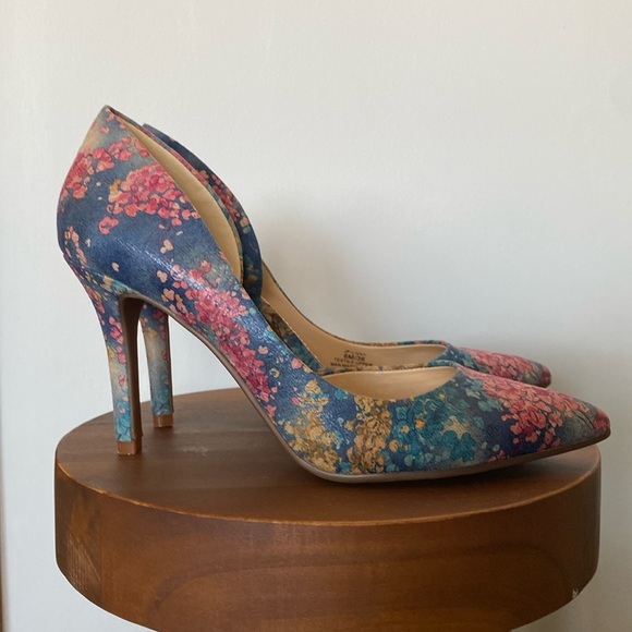 Jessica Simpson Livvy Floral Pumps - Picture 5 of 9